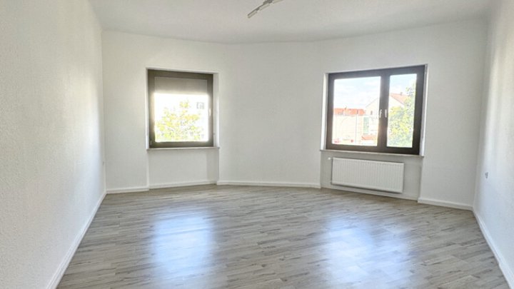 Helle renovierte 4-ZKB Wohnung mit Balkon in verkehrsgünstiger Lage