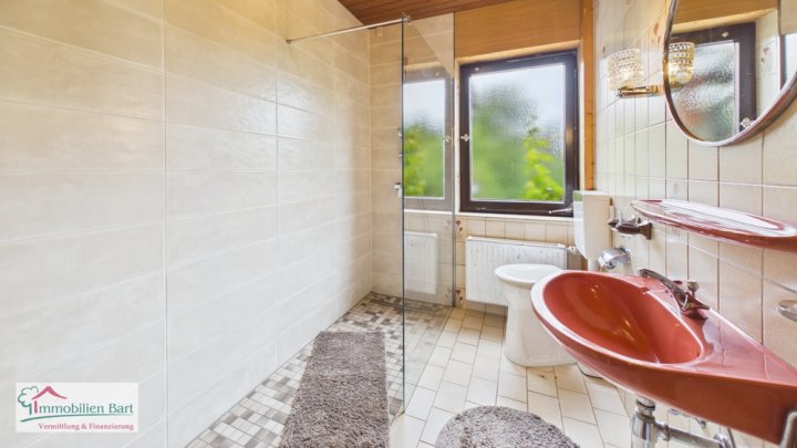 GRENZNÄHE: WOHNHAUS MIT 2 WOHNUNGEN / TOP LAGE AM WALDRAND IN FREUDENBURG!