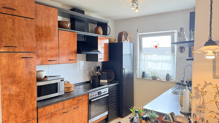 Freistehendes Einfamilienhaus mit großer Garage, Balkon, Terrasse u. gepflegtem Garten in Seyweiler