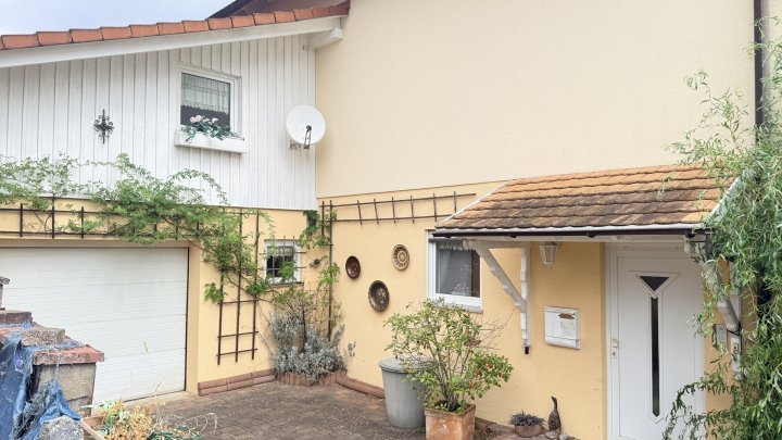 Freistehendes Einfamilienhaus mit großer Garage, Balkon, Terrasse u. gepflegtem Garten in Seyweiler