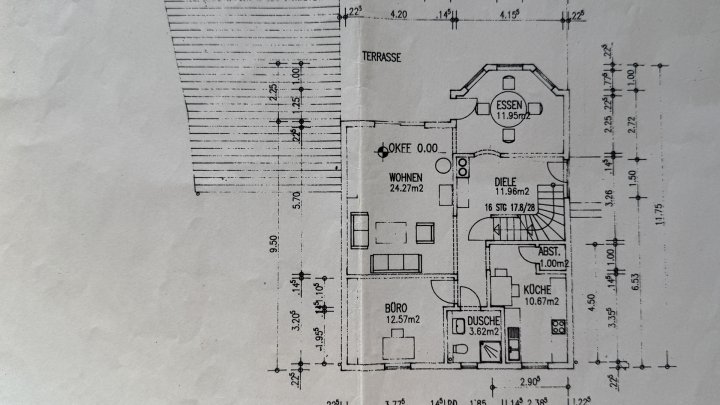 Freistehendes Einfamilienhaus mit großer Garage, Balkon, Terrasse u. gepflegtem Garten in Seyweiler