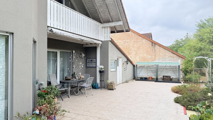 Freistehendes Einfamilienhaus mit großer Garage, Balkon, Terrasse u. gepflegtem Garten in Seyweiler