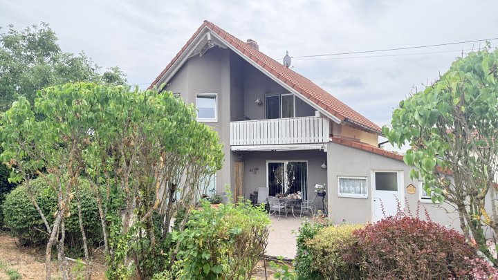 Freistehendes Einfamilienhaus mit großer Garage, Balkon, Terrasse u. gepflegtem Garten in Seyweiler