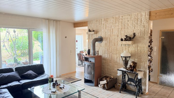 Freistehendes Einfamilienhaus mit großer Garage, Balkon, Terrasse u. gepflegtem Garten in Seyweiler