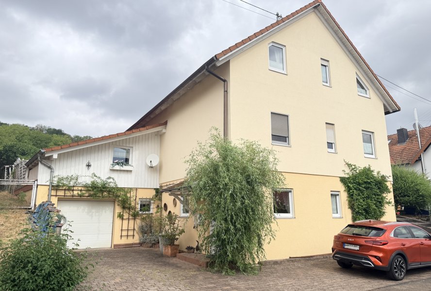 Wohnhaus mit seitlichem Eingang