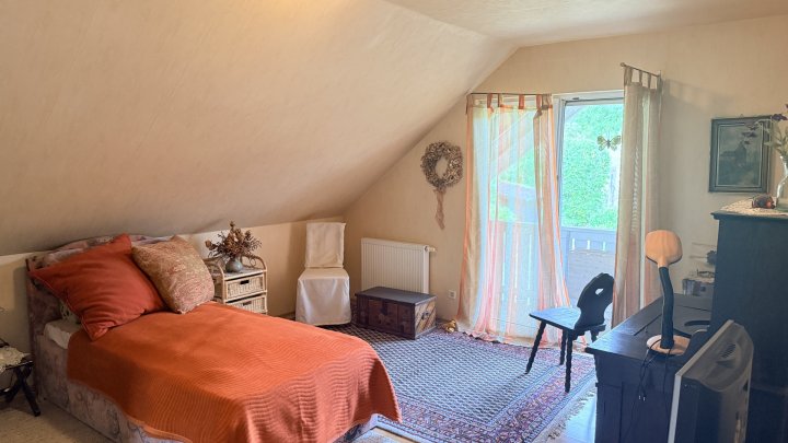 Freistehendes Einfamilienhaus mit großer Garage, Balkon, Terrasse u. gepflegtem Garten in Seyweiler