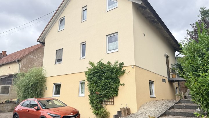 Freistehendes Einfamilienhaus mit großer Garage, Balkon, Terrasse u. gepflegtem Garten in Seyweiler