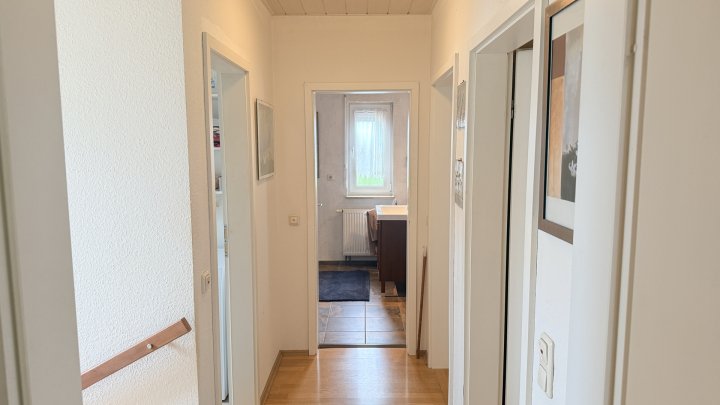 Freistehendes Einfamilienhaus mit großer Garage, Balkon, Terrasse u. gepflegtem Garten in Seyweiler