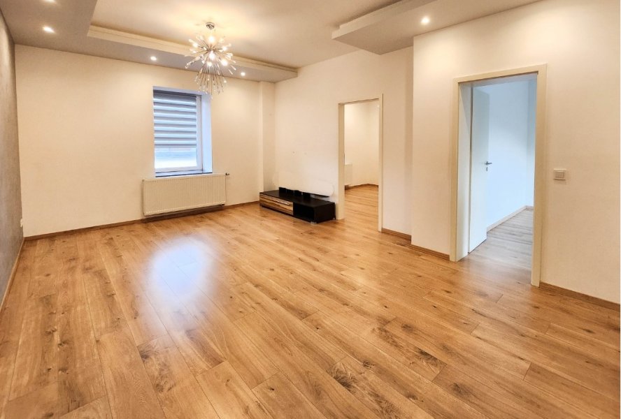 großzügiges Wohnzimmer mit Zugang zu zwei Schlafzimmern