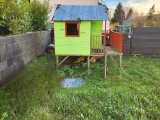 Für die Mieter nutzbarer, umzäunter Garten mit Spielgerät
