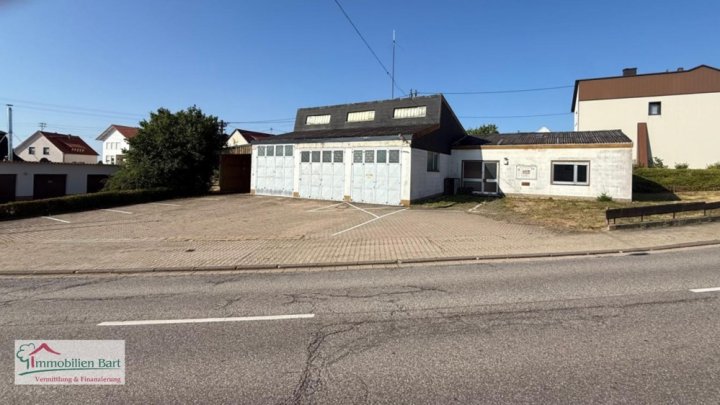 FEUERWEHRGERÄTEHAUS / 2 BAUGRUNDSTÜCKE / 1.745 M²