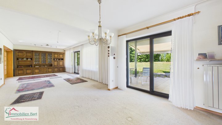 SONNIGE UND RUHIGE LAGE IN FREMERSDORF:

4 SCHLAFZIMMER /  2 BALKONE / GARTEN /  TERRASSE / GARAGE