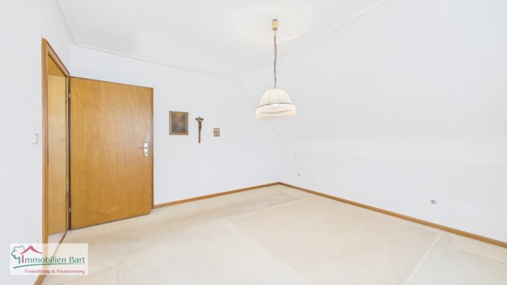 SONNIGE UND RUHIGE LAGE IN FREMERSDORF:

4 SCHLAFZIMMER /  2 BALKONE / GARTEN /  TERRASSE / GARAGE