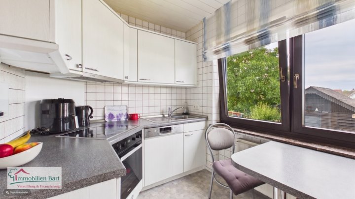 DIREKTE GRENZNÄHE: SEHR GEPFLEGTES WOHNHAUS / 6 SZ / GARAGE / CARPORT / GARTEN IN TOP WOHNLAGE!