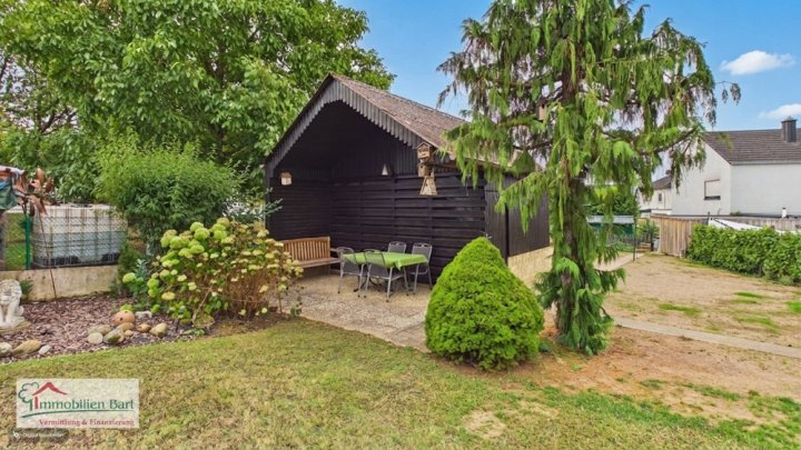DIREKTE GRENZNÄHE: SEHR GEPFLEGTES WOHNHAUS / 6 SZ / GARAGE / CARPORT / GARTEN IN TOP WOHNLAGE!