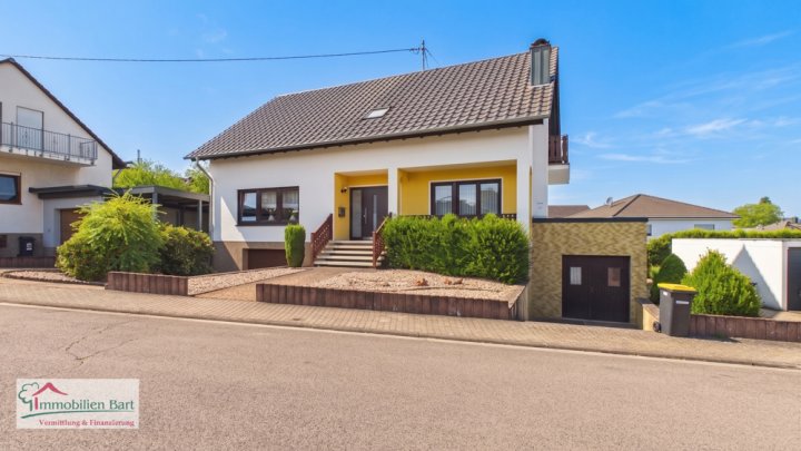 DIREKTE GRENZNÄHE: SEHR GEPFLEGTES WOHNHAUS / 6 SZ / GARAGE / CARPORT / GARTEN IN TOP WOHNLAGE!