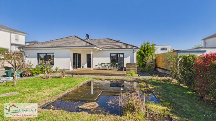 SOFORT VERFÜGBAR: A+ BUNGALOW VON 2017 IN TOP-WOHNLAGE!