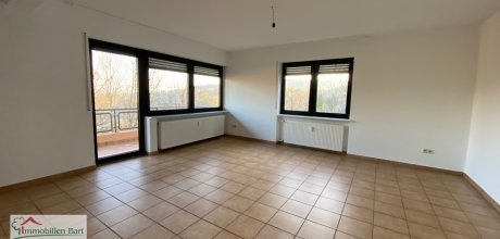 Wohn- u. Esszimmer mit Zugang zum Balkon