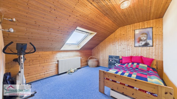 SOFORT VERFÜGBAR: 2 WOHNEINHEITEN / PV-ANLAGE / 4 GARAGEN / SCHÖNER GARTEN IN TOP LAGE