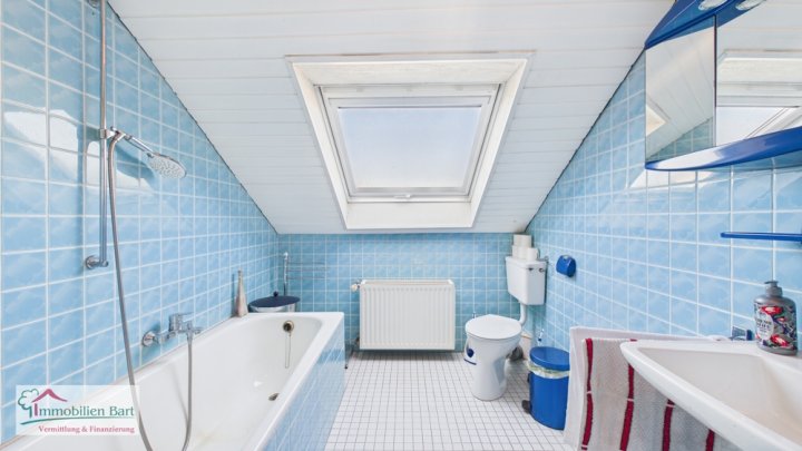 SOFORT VERFÜGBAR: 2 WOHNEINHEITEN / PV-ANLAGE / 4 GARAGEN / SCHÖNER GARTEN IN TOP LAGE