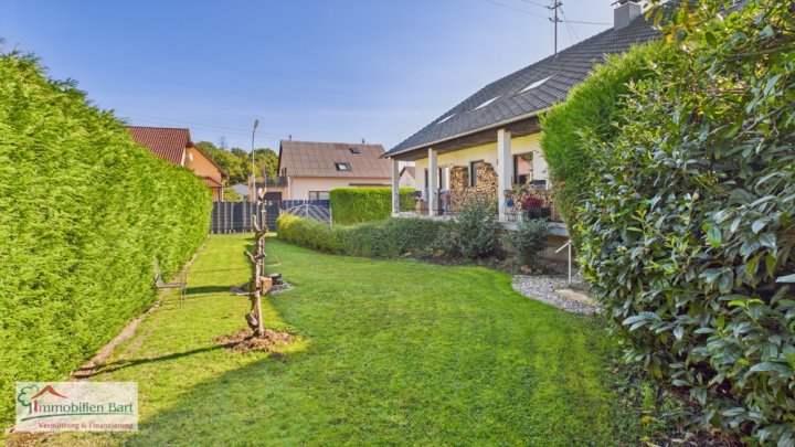 SOFORT VERFÜGBAR: 2 WOHNEINHEITEN / PV-ANLAGE / 4 GARAGEN / SCHÖNER GARTEN IN TOP LAGE