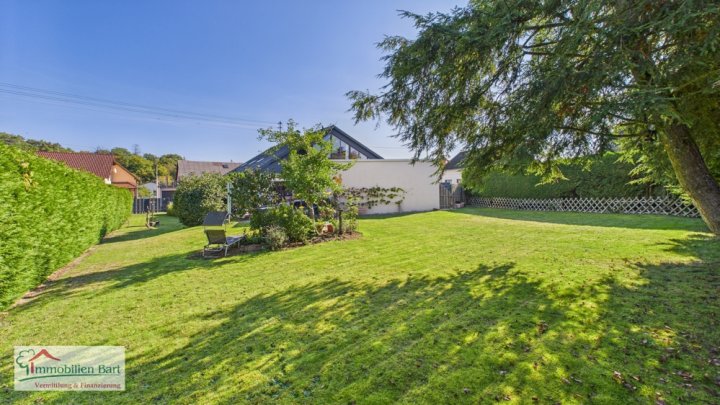 SOFORT VERFÜGBAR: 2 WOHNEINHEITEN / PV-ANLAGE / 4 GARAGEN / SCHÖNER GARTEN IN TOP LAGE