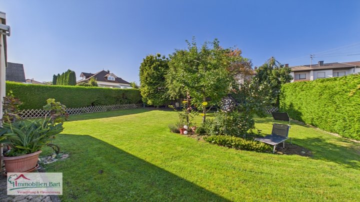 SOFORT VERFÜGBAR: 2 WOHNEINHEITEN / PV-ANLAGE / 4 GARAGEN / SCHÖNER GARTEN IN TOP LAGE