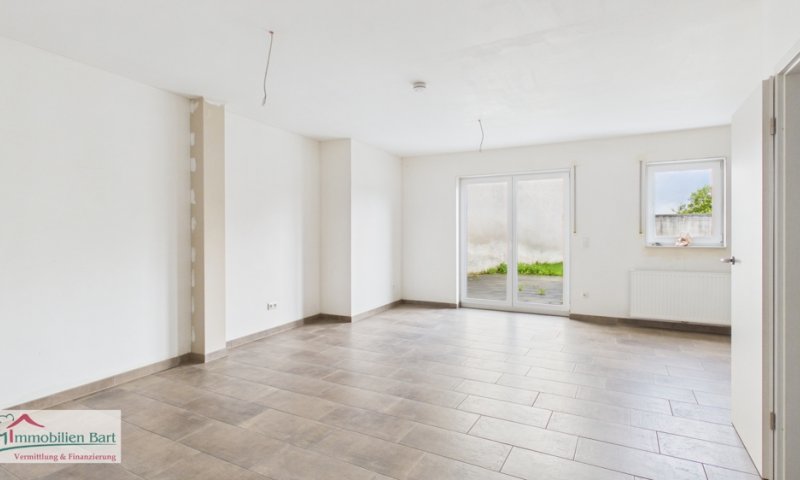 SOFORT VERFÜGBAR: NEUBAU IN SONNIGER LAGE MIT TERRASSE, GARTEN UND GARAGE!