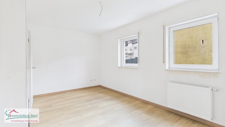 SOFORT VERFÜGBAR: NEUBAU IN SONNIGER LAGE MIT TERRASSE, GARTEN UND GARAGE!