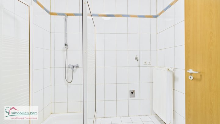 RENOVIERTE SINGLE WOHNUNG / GRENZNÄHE / BLICK INS GRÜNE!