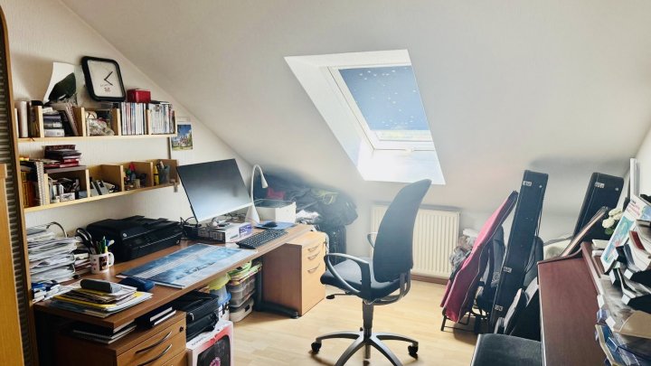 Dachgeschosswohnung mit Balkon, Einbauküche & Gartenanteil in Püttlingen zu verkaufen