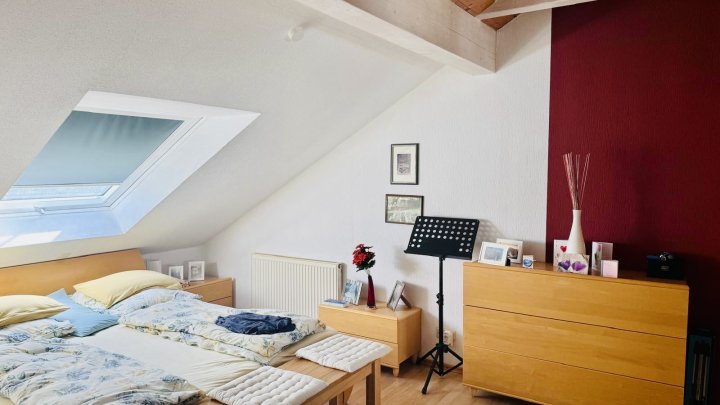 Dachgeschosswohnung mit Balkon, Einbauküche & Gartenanteil in Püttlingen zu verkaufen