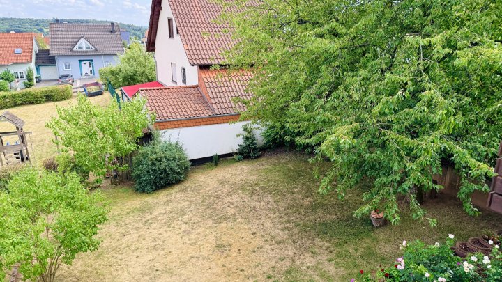Dachgeschosswohnung mit Balkon, Einbauküche & Gartenanteil in Püttlingen zu verkaufen