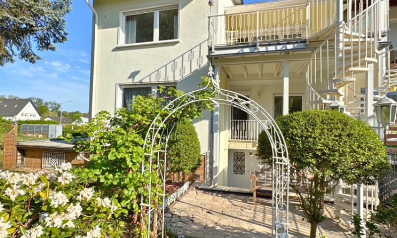 Gepflegtes 2-3 Familienhaus mit Garten + Garage, sofort verfügbar