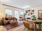 Wohnzimmer mit Zugang zur Küche - mit KI eingerichtet