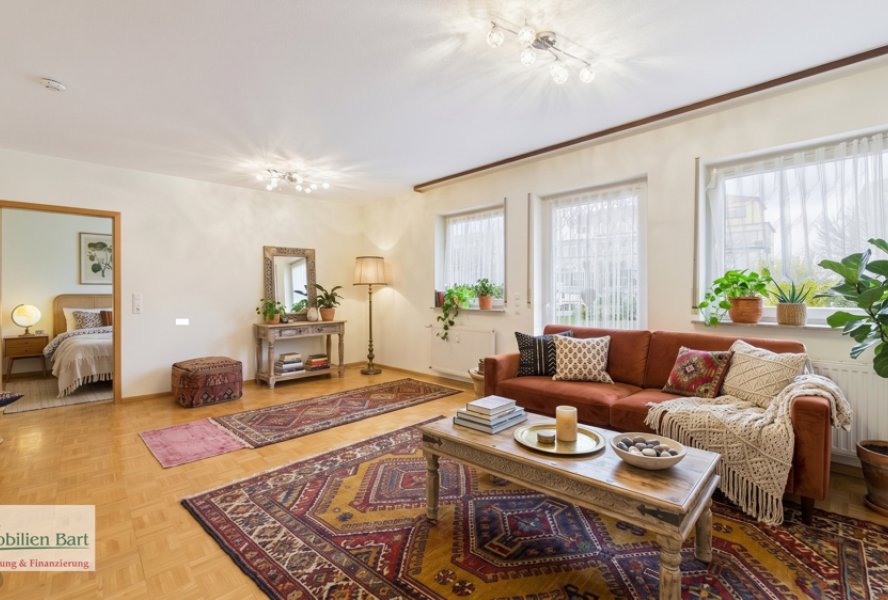 Wohnzimmer mit Zugang zum Schlafzimmer - mit KI eingerichtet