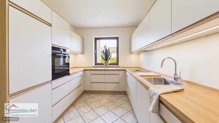 SOFORT VERFÜGBAR: 2 WOHNEINHEITEN / PV-ANLAGE / 4 GARAGEN / SCHÖNER GARTEN IN TOP LAGE