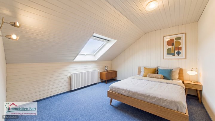 SOFORT VERFÜGBAR: 2 WOHNEINHEITEN / PV-ANLAGE / 4 GARAGEN / SCHÖNER GARTEN IN TOP LAGE
