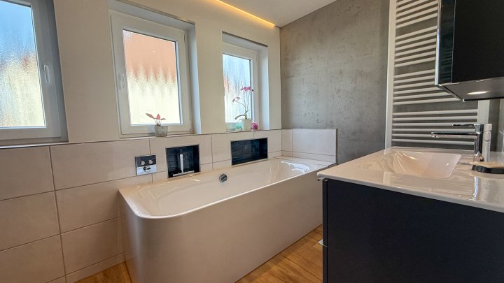 WOHNTRAUM - Hochwertig modernisiertes EFH mit Garten in bester Lage von Niederauerbach zu vermieten