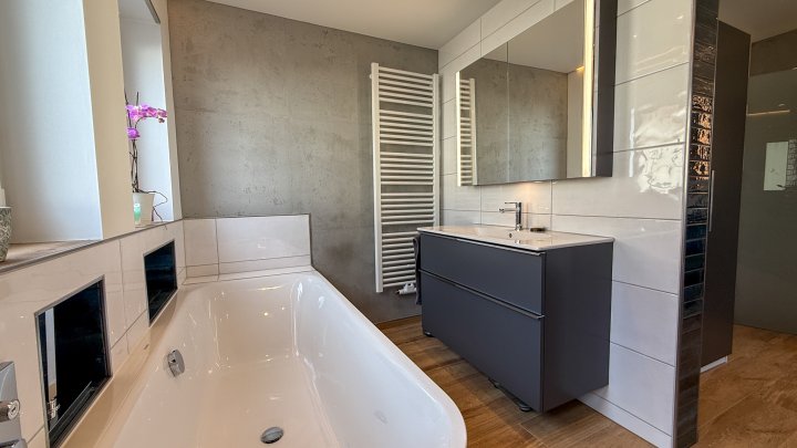 WOHNTRAUM - Hochwertig modernisiertes EFH mit Garten in bester Lage von Niederauerbach zu vermieten