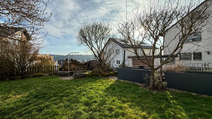 WOHNTRAUM - Hochwertig modernisiertes EFH mit Garten in bester Lage von Niederauerbach zu vermieten