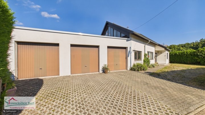 AUTOSCHRAUBER AUFGEPASST! WOHNHAUS MIT 3 HOHEN GARAGEN AUF 12 AR & GRENZNÄHE LUXEMBURG