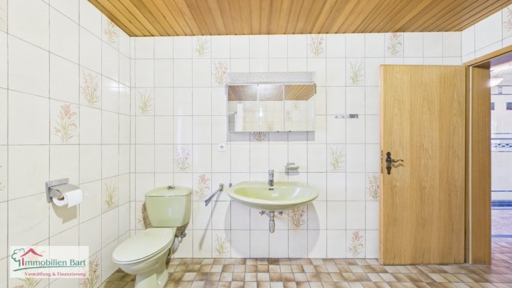 GRENZE LUXEMBURG: BAUERNHAUS MIT GROßEN STALLUNGEN AUF 13 AR!