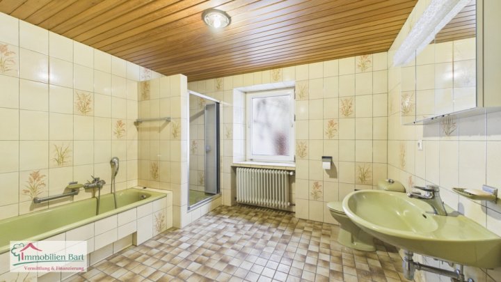 GRENZE LUXEMBURG: BAUERNHAUS MIT GROßEN STALLUNGEN AUF 13 AR!