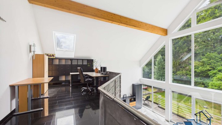 Besondere Architektur trifft großzügiges Wohnen – Einfamilienhaus mit Einliegerwohnung