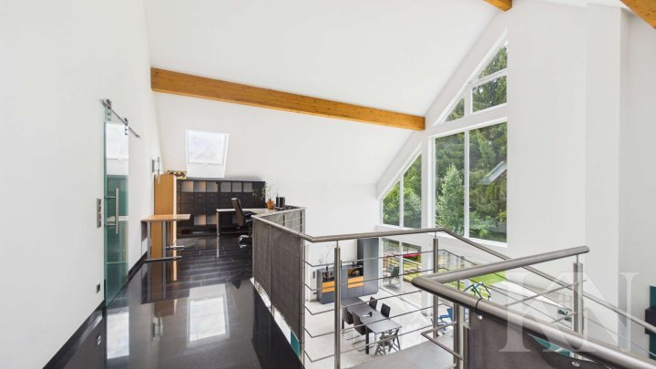 Besondere Architektur trifft großzügiges Wohnen – Einfamilienhaus mit Einliegerwohnung