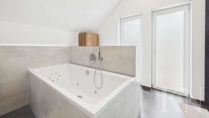 Besondere Architektur trifft großzügiges Wohnen – Einfamilienhaus mit Einliegerwohnung
