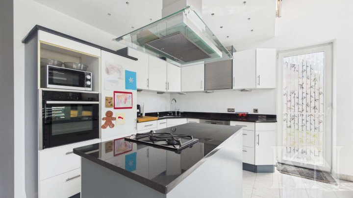 Besondere Architektur trifft großzügiges Wohnen – Einfamilienhaus mit Einliegerwohnung