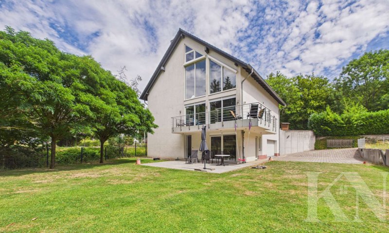 Besondere Architektur trifft großzügiges Wohnen – Einfamilienhaus mit Einliegerwohnung