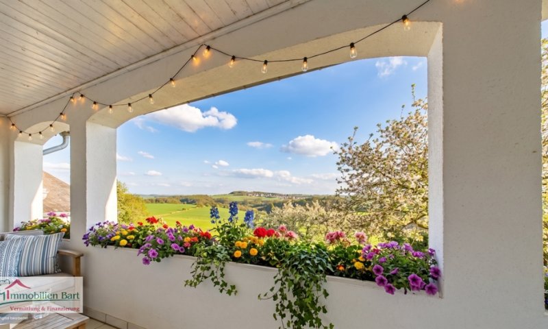 GRENZNÄHE: 3 SCHLAFZIMMER / 2 BÄDER / GARAGE / TERRASSE / BALKON MIT EINZIGARTIGER FERNSICHT!